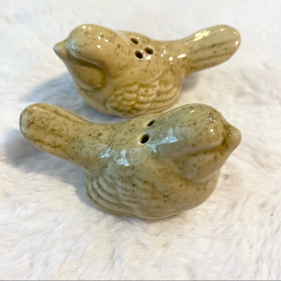 Vintage Small Birds Ceramic Salt & Pepper Shakers - Picture 5 of 6